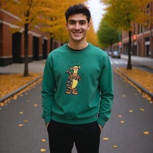 Vintage Disney Sweatshirt Tigger Winnie the Pooh Y2K 90s Crewneck Sweater Mens L